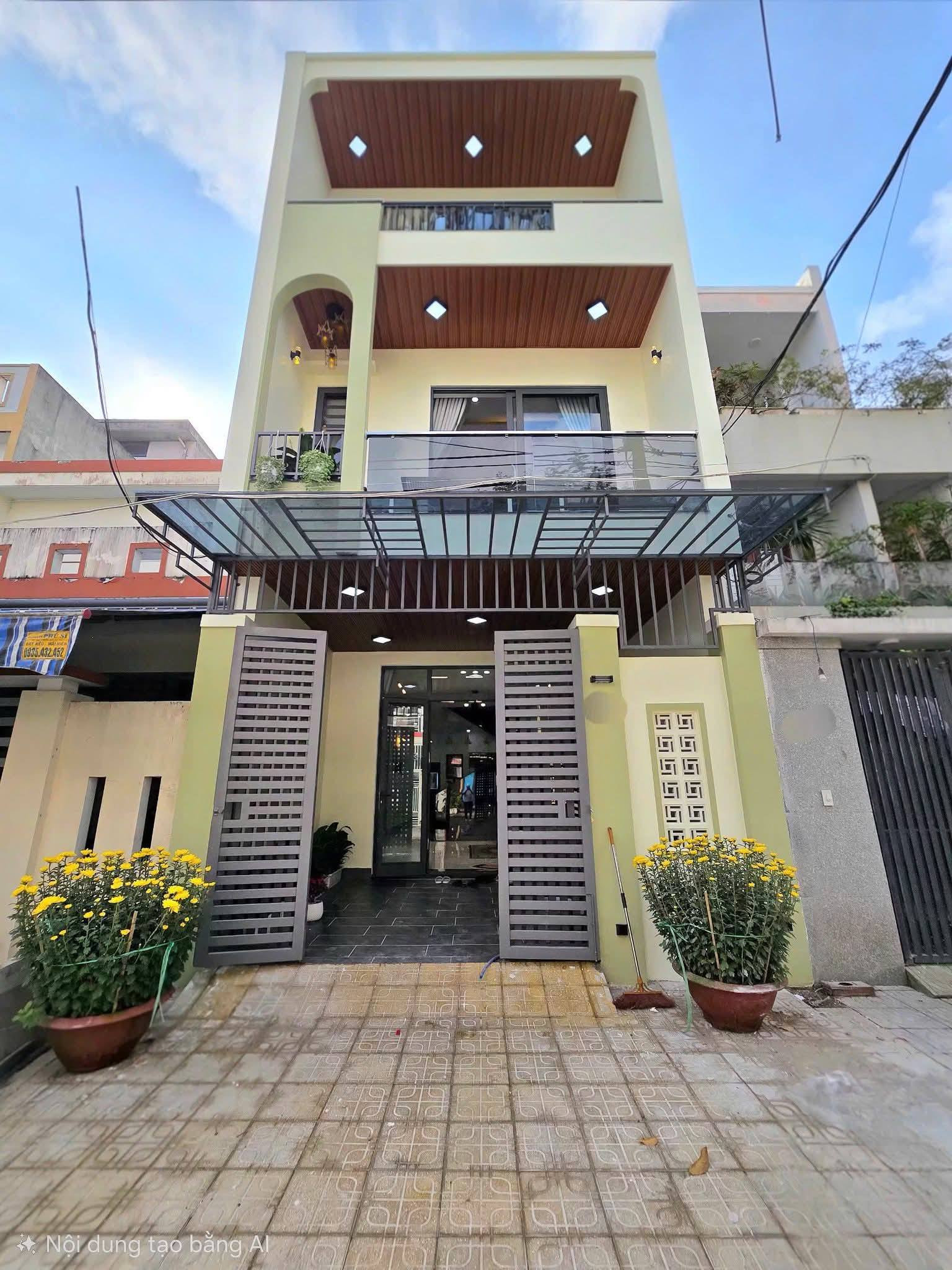 Nhà diện tích lớn chủ cần bán để về quê kinh doanh , Đường Ngô Gia Tự, P4, Q10, DT 100m2, Giá 4tỷ920tr, Cho thuê 28tr/tháng, Sổ hồng riêng chính chủ.