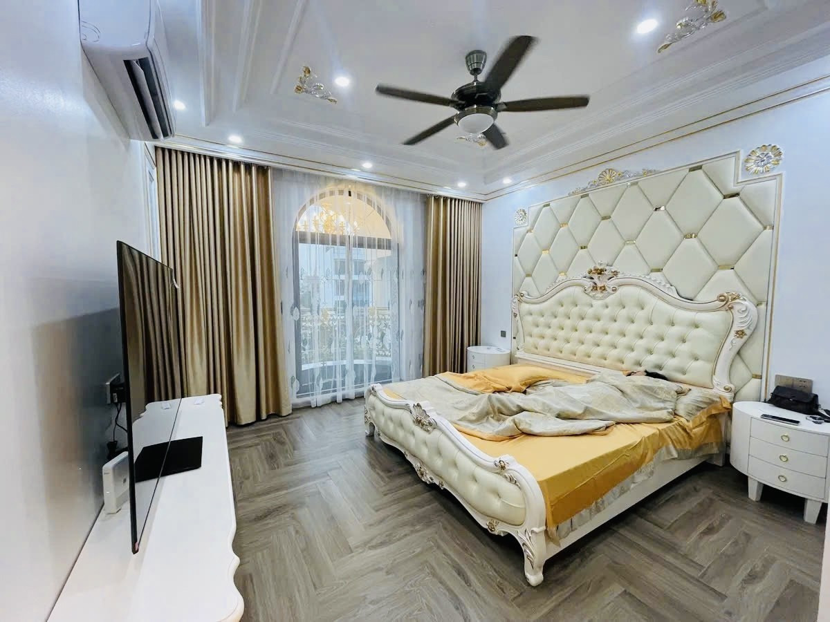 Bán nhà Mặt phố Ngô Gia Tự (Long Biên) 91.4m, 7 tầng, mt 4m, giá 30 tỷ