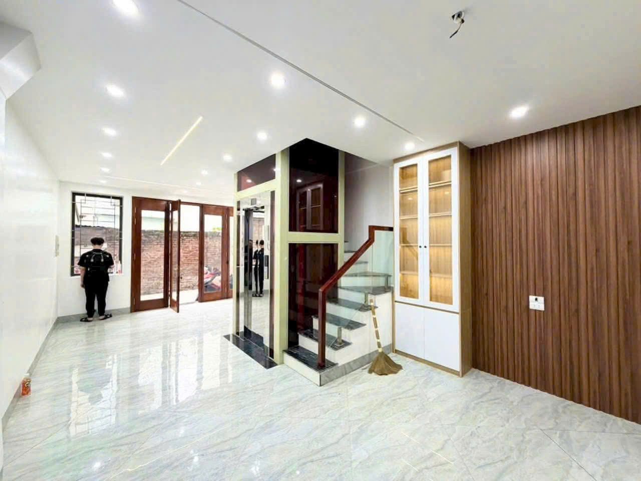 NHÀ ĐẸP NGÔ GIA TỰ - PHÂN LÔ - 40M - 2 MẶT THOÁNG TRƯỚC SAU - THANG MÁY - Ô TÔ THÔNG