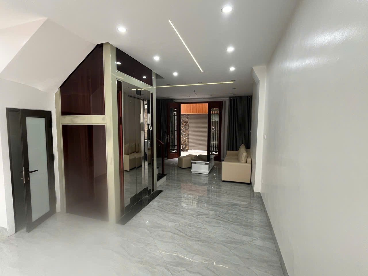 NHÀ ĐẸP NGÔ GIA TỰ - PHÂN LÔ - 40M - 2 MẶT THOÁNG TRƯỚC SAU - THANG MÁY - Ô TÔ THÔNG