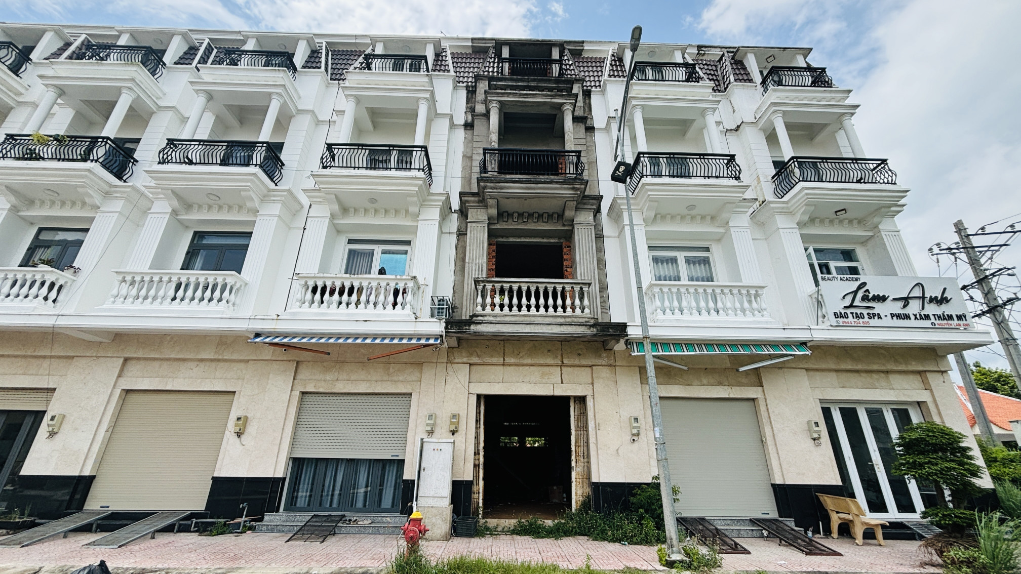 Nhà phố 1 trệt 3 lầu mặt tiền Chợ Cái Vồn, Vĩnh Long