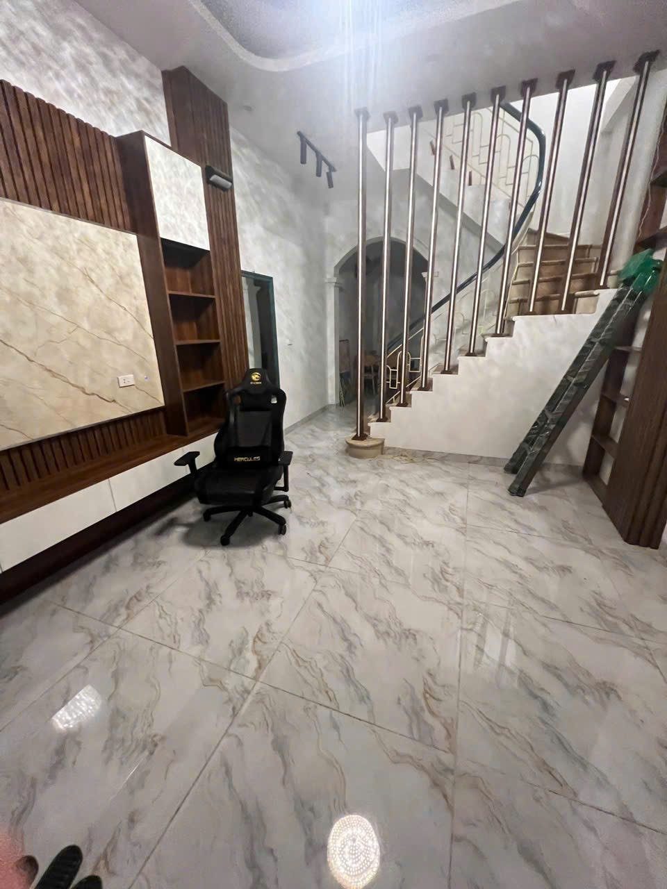 Cho Thuê Nhà Ngõ Quỳnh - Bạch Mai 42M² 4 Tầng 5 Ngủ - Full Nội Thất - Giá Thuê 16tr