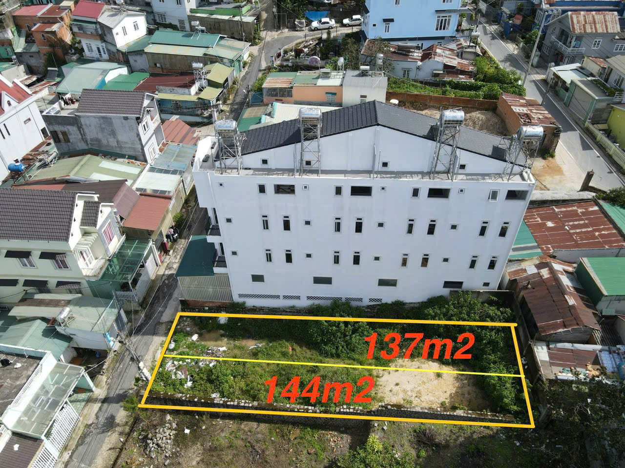 2 lô sổ riêng, full xd tại Ngô Thì Nhậm P.4 Đà Lạt ♻️ Ngang 4,5m, nở hậu 5m. Dài 30m ♻️ Quy hoạch liền kề, mđxd 80% ♻️ Đường nhựa 4m rộng rãi, cách trung tâm chỉ 1km 💰Giá: 7tỷ/ lô Liên hệ