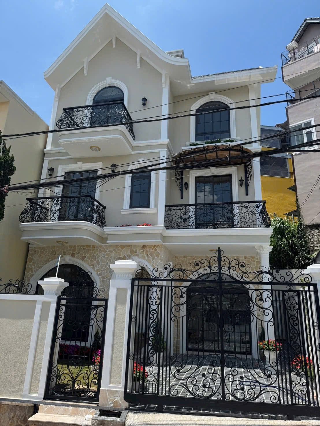 Căn villa MiNi Cực đẹp mặt tiền đường lớn tại Đà Lạt, vừa mới hoàn thiện xong mới như in