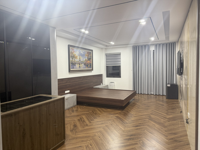 Bán nhà Phố Trạm (LB) 56m, 8 tầng, mt 4m, giá 18.2 tỷ