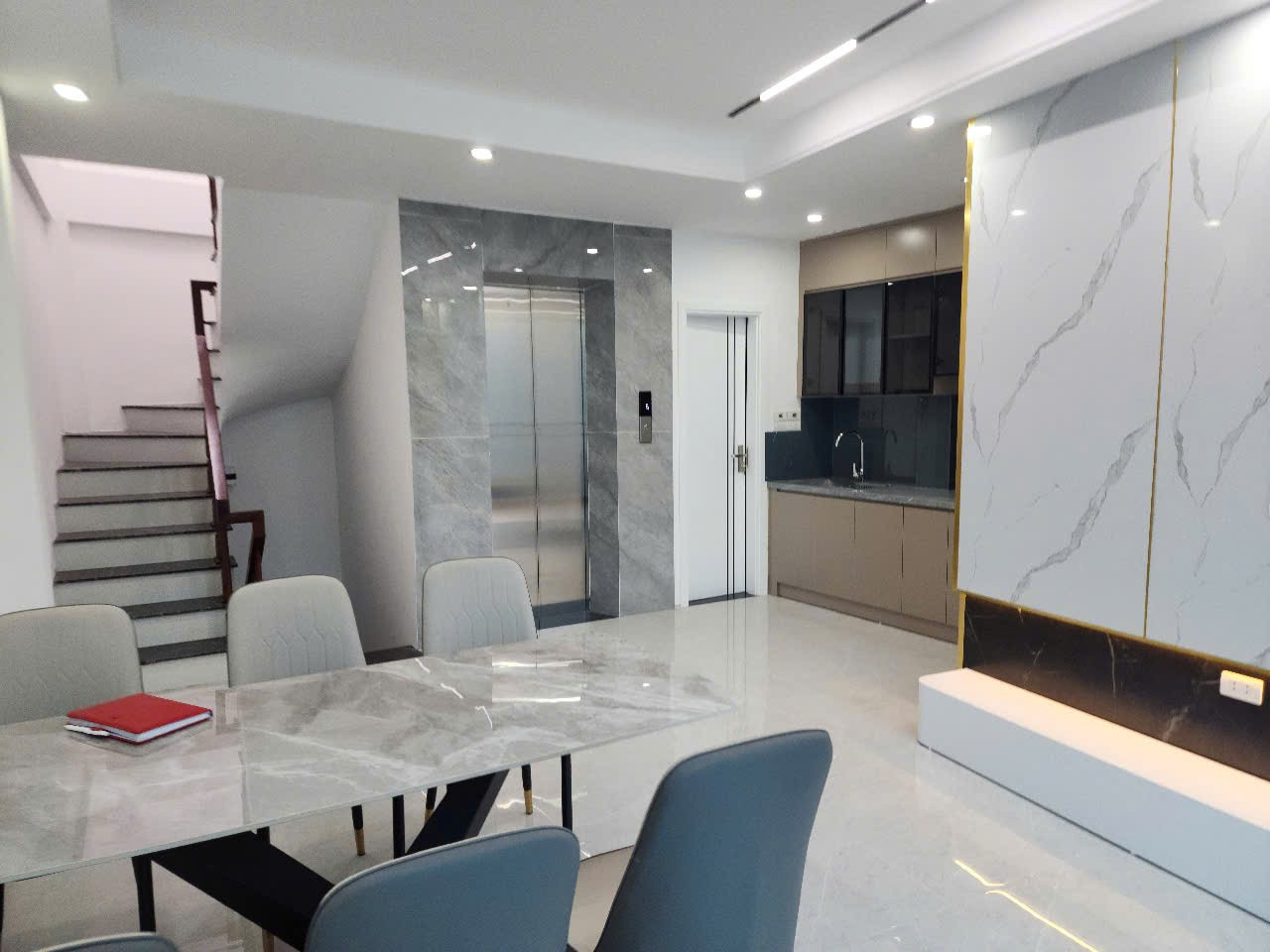 Bán nhà Văn Chương, Đống Đa, 6 tầng thang máy mới, ngõ rộng, gần ô tô tránh