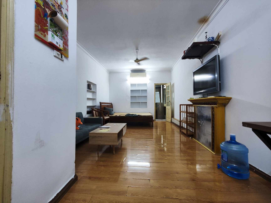 Cho thuê căn hộ tập thể phố Ngọc Hà, Ba Đình, 60m2 sẵn nội thất, ô tô đỗ cầu thang, gần phố