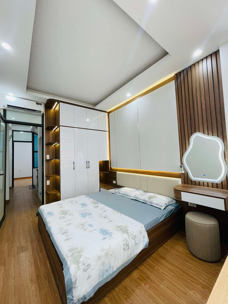Bán nhà 6 tầng thang máy Ngọc Hồi, 40m2, ngõ ô tô, 8.2 tỷ