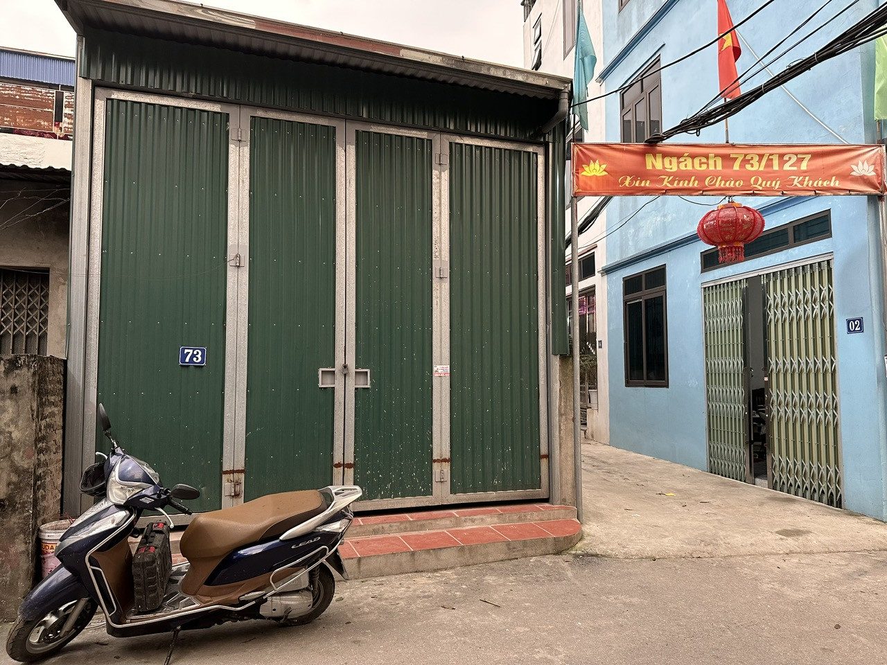 Cho thuê nhà, Diện tích rộng 85m² (4.5m mặt tiền x 15m dài, nhà lở hậu 6m): lền lát gạch đỏ, tường xây cao 1,6m, trần nhà cao 4,5m Lưu trữ hàng hóa thoải mái, dễ sắp xếp hàng hóa, mở rộng diện tích (trần cao 4,5m dễ làm gác sép)