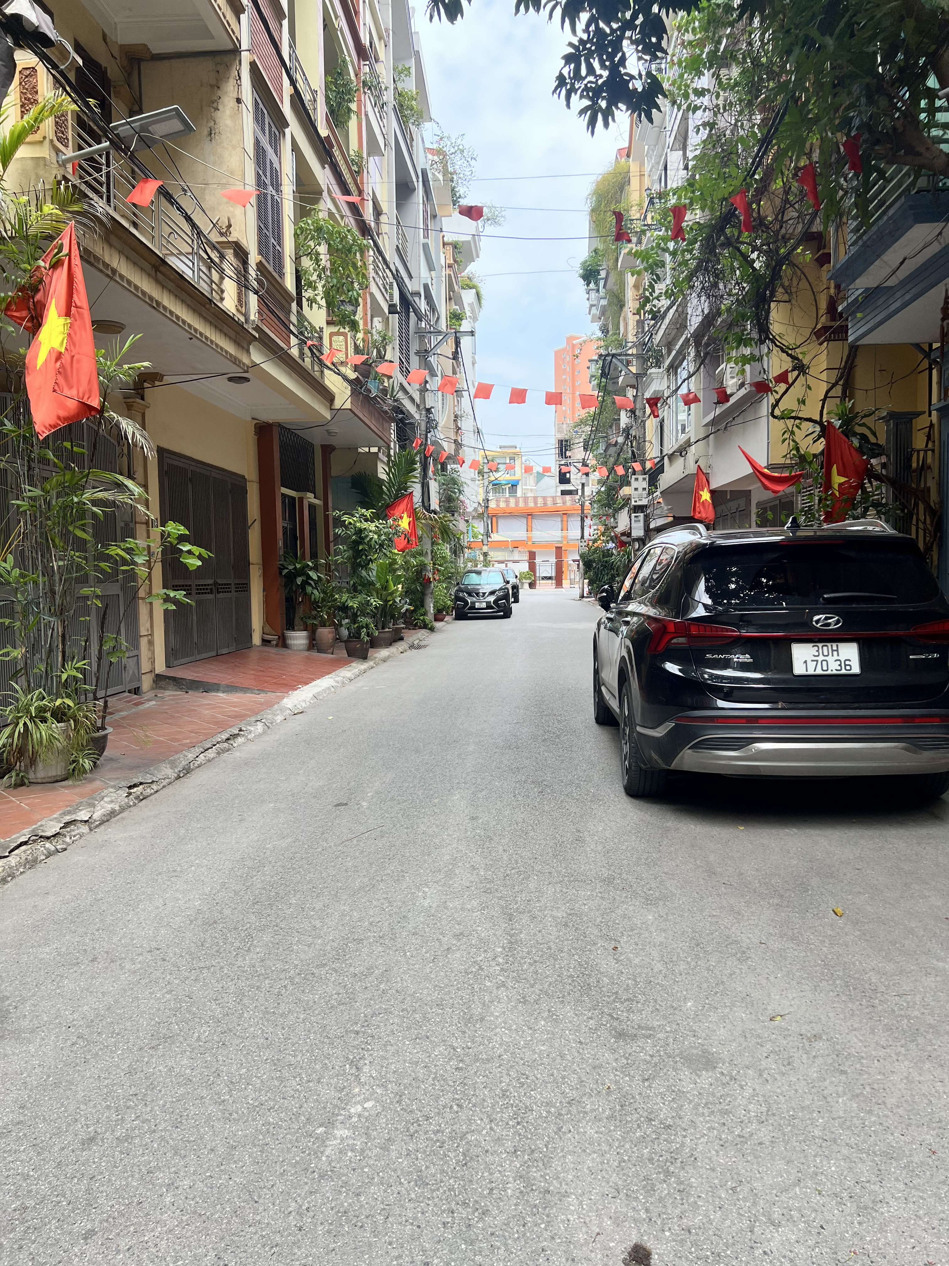 ☘️NGỌC KHÁNH BA ĐÌNH - KHU PHÂN LÔ HAI MẶT THOÁNG - TRƯỚC NHÀ 2 Ô TÔ TRÁNH VỈA HÈ RỘNG - THIẾT KẾ 6 TẦNG THANG MÁY - FULL NỘI THẤT - VỪA Ở VỪA CHO THUÊ KINH DOANH 
- DT 51 MÉT - GIÁ 20,5 TỶ 

- Vị trí đẹp sát Hồ Ngọc Khánh , giao thông thuận tiện kết n