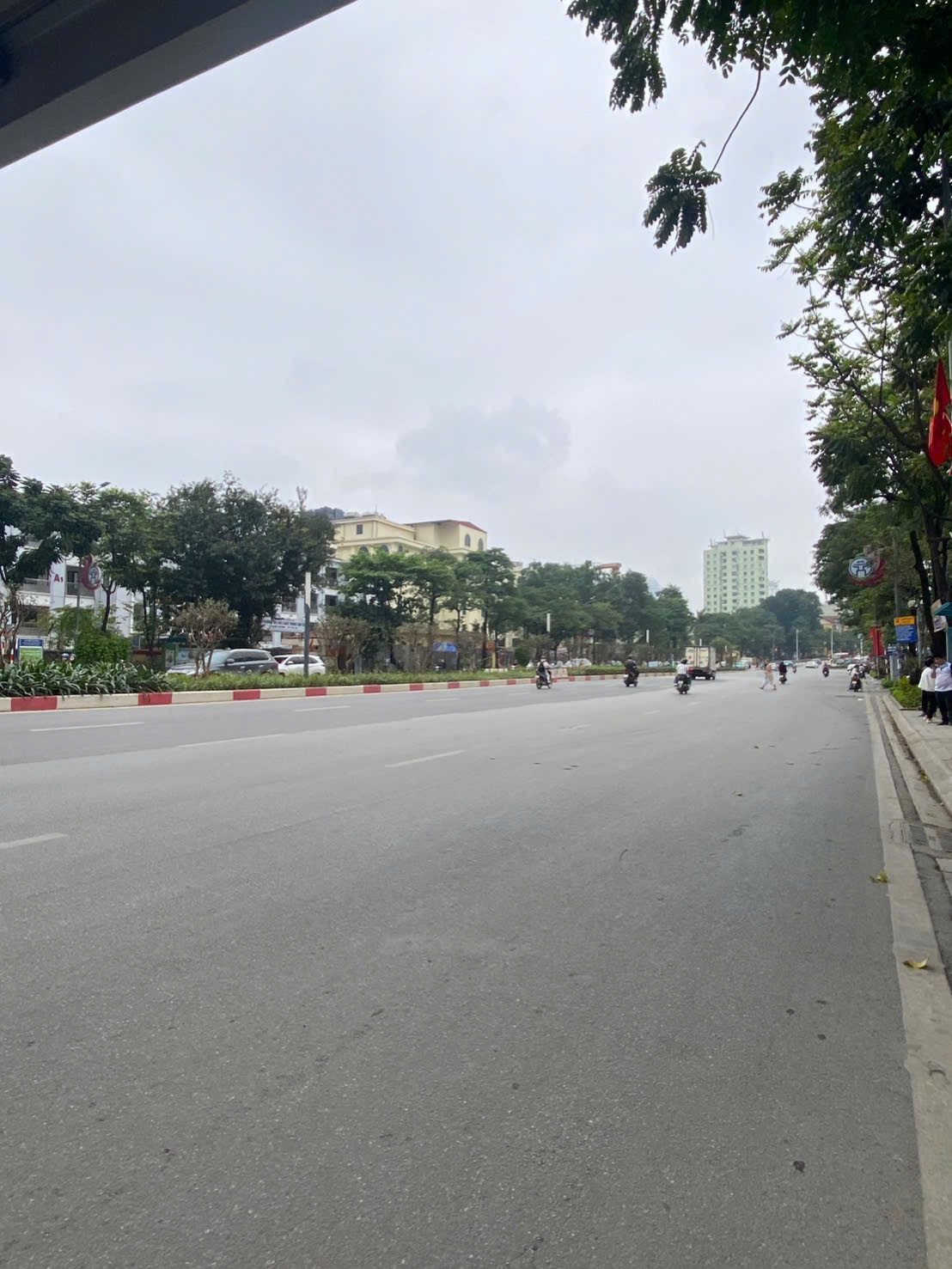 TRUNG TÂM BA ĐÌNH - NGỌC KHÁNH - 10M RA OTO - TẶNG NỘI THẤT - KHU VỰC NHIỀU TIỆN ÍCH - NHỈNH GIÁ 17 TỶ