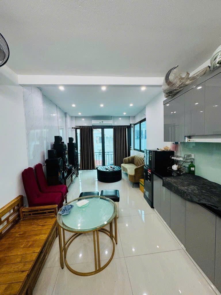 Nhỉnh 13t , 5 tầng thang máy,cách 1 nhà ra mặt phố Ngọc Lâm , cực hiếm nhà bán,dân xây Btct chắc chắn.

ô tô tránh vỉa hè rộng,kinh doanh sầm uất ngày đêm, giao thông thuận tiện ,Hồng Tiến ,Nguyễn Văn Cừ,sang phố cổ đúng 2 phút, sát bên chợ Gia Lâm, bến x
