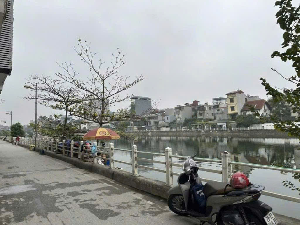 Bán nhà mặt hồ Ngọc Lâm Long Biên kinh doanh sầm uất rộng 236m mặt tiền: 12m 56 tỷ