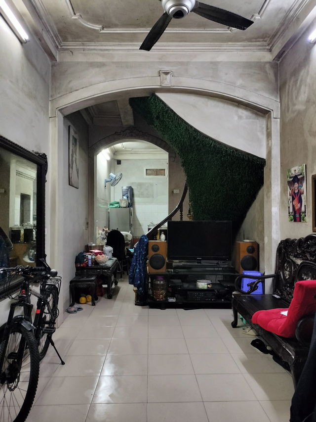 NHÀ Phố Ngọc Lâm NGÕ THÔNG- Ô TÔ ĐỖ CỬA 42 m2,X  4 Tầng, mặt tiền 4m, 8.5 tỷ Long Biên.