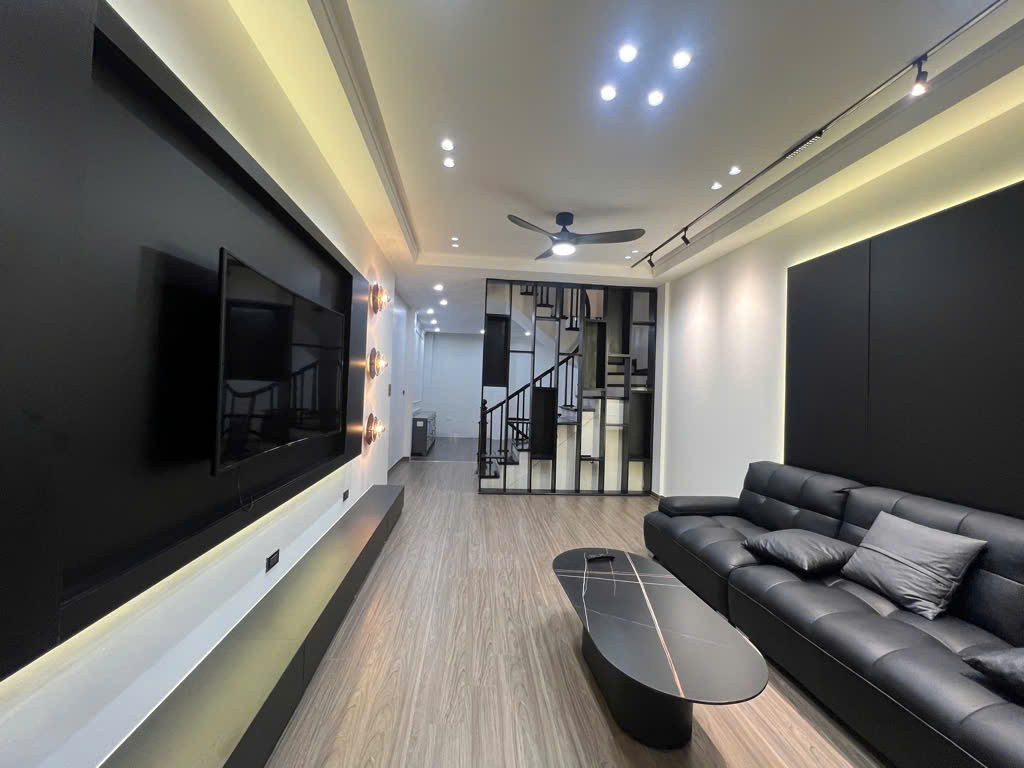 BÁN NHÀ TRUNG TÂM NGỌC LÂM LONG BIÊN– VỊ TRÍ VÀNG KHÓ TÌM
DIỆN TÍCH: 50M² x 5 TẦNG - GIÁ: 11.3 TỶ  CỰC HỢP LÝ CHO VỊ TRÍ TRUNG TÂM.