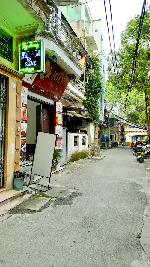 Cho thuê nhà 3 tầng vừa ở và kinh doanh, tại phố Ngọc Lâm - Long Biên, gần bến xe, giá: 8 tr/tháng