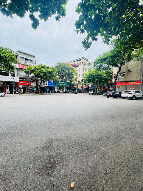 Bán Gấp Nhà MP Ngọc Lâm 279m2, MT8m, Vỉa Hè 7m, Kinh Doanh, Dòng Tiền - 72 Tỷ