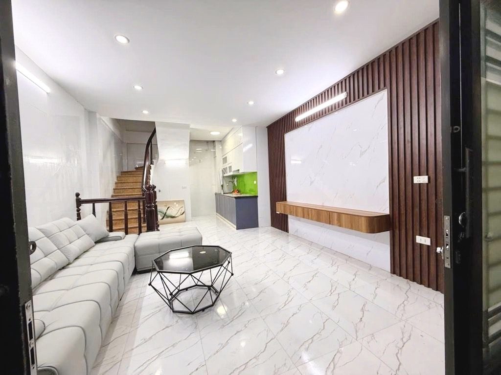 🏠 VỊ TRÍ VÀNG GIỮA NGỌC LÂM - BỒ ĐỀ & HỒNG TIẾN KÉO DÀI- MẶT TIỀN RỘNG THOÁNG- 4 TẦNG KIÊN CỐ + 3 NGỦ- CHỈ 7 TỶ 

📌 Giao thông kết nối tứ phía, sang phố cổ siêu nhanh

📌 Bao quanh là trung tâm mua sắm, chợ, trường học, khu văn phòng, ẩm thực 

📌 Gần
