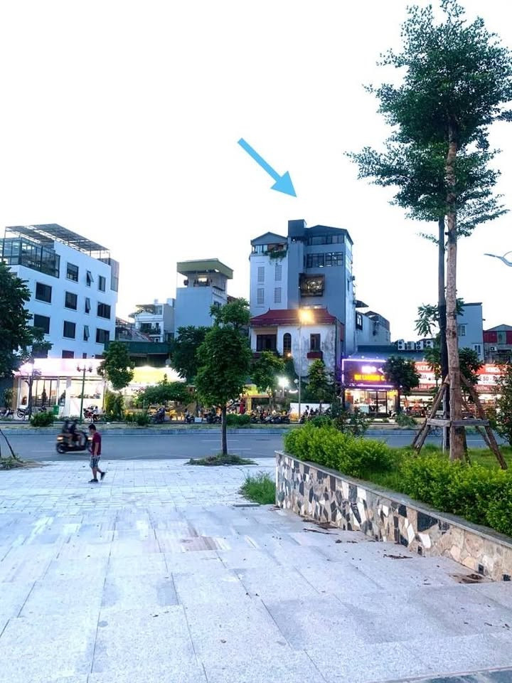 SIÊU BIỆT THỰ ĐẲNG CẤP NGỌC THỤY – BỒ ĐỀ – LONG BIÊN  
 Diện tích: 170m² – 7 tầng thang máy – Mặt tiền 9m siêu rộng
 Ngõ thông trực tiếp ra đường 40m Hồng Tiến, xe 35 chỗ vào tận cửa