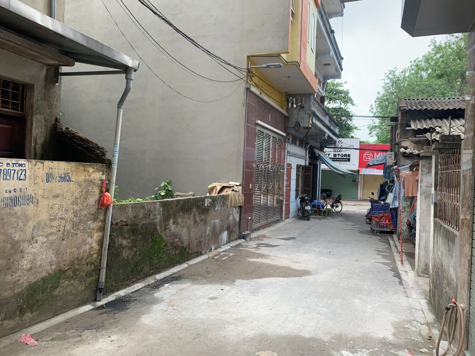Bán gấp mảnh đất có nhà cấp 4. Tại Ngọc Thụy Long Biên, vị trí đẹp, 5 phút qua phố, 33m², 3.3 tỷ