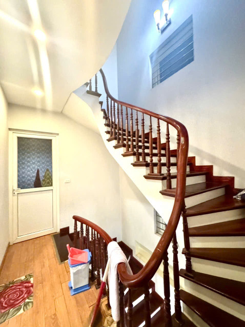 Bán nhà Ngọc Thuỵ (LB) 121m, 3 tầng, mt 5m, giá 30.5 tỷ
