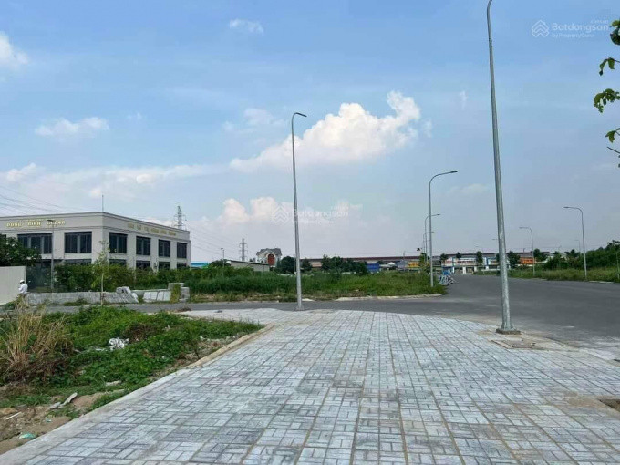 Bán đất MT Nguyễn Thị Minh Khai ngay trung tâm TP Dĩ An - Bình Dương , vị trí cực kì đẹp giá 2.95 Tỷ bao ra sổ