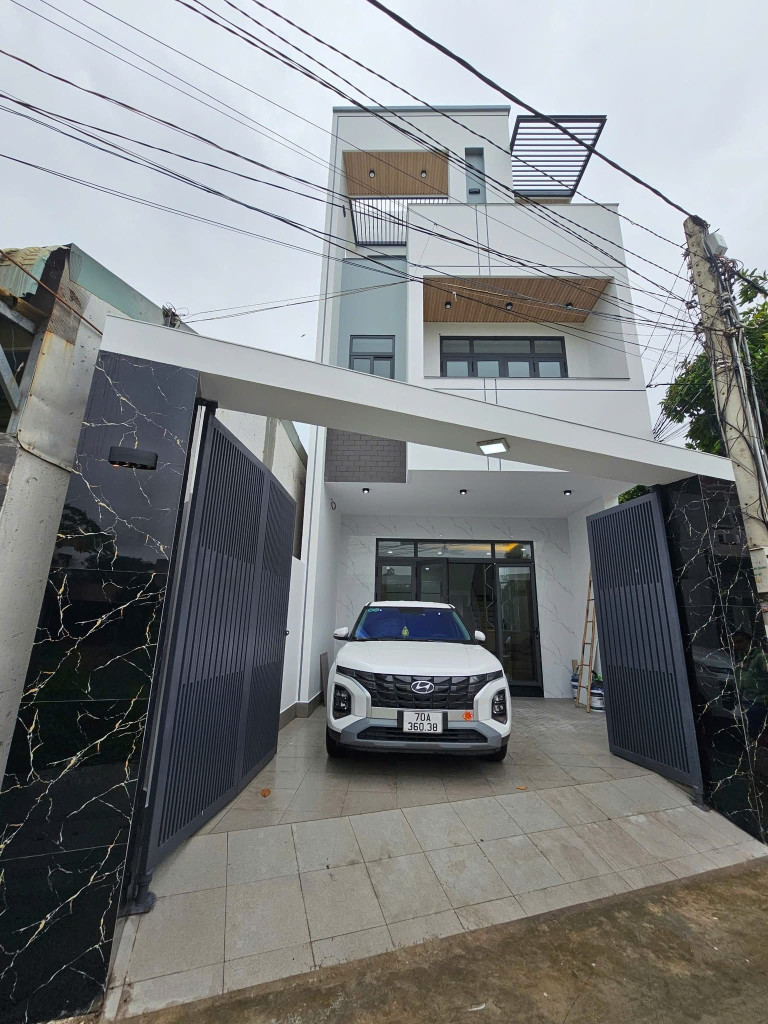 Nhà thủ dầu một : 1 trệt 2 lầu , 3 ,890 tỏi.