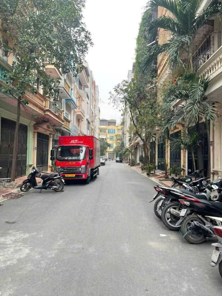 Cho thuê nhà Phố Nguyễn Cảnh Dị, 5 tầng x 55m2, 6 ngủ làm VP C.ty, KD online 17 Triệu (có TL)