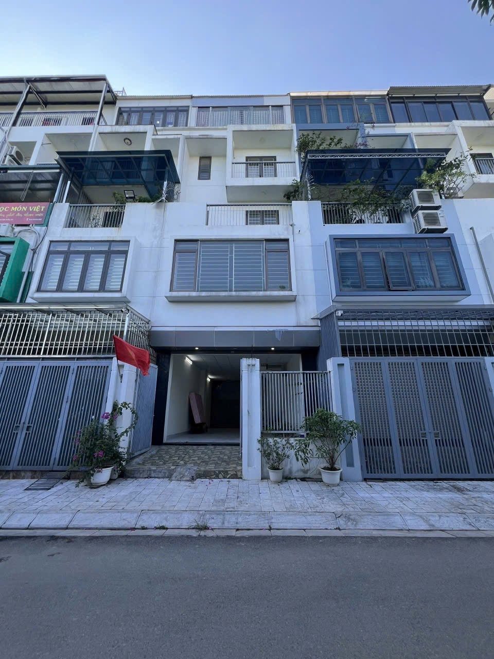 Cho Thuê Nhà Liền Kề Thanh Bình Garden Nguyễn Cảnh Dị - Định Công 75M² 5 Tầng - Thông Sàn - Kinh Doanh Đỉnh - Giá Thuê 30tr