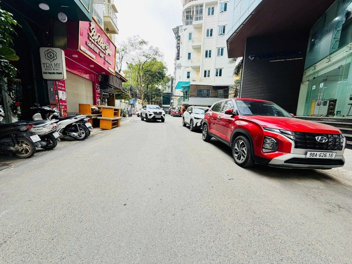 - Nguyễn Chánh - C. Giấy. 1 nhà ra phố. Trước nhà 
3 làn ô tô tránh. KD siêu đỉnh. Vị trí HIT HOT