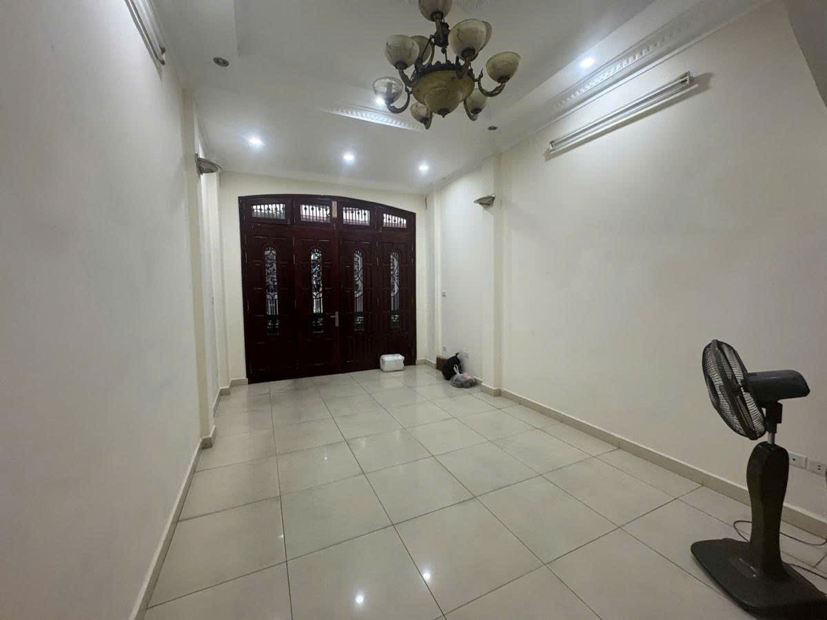 PL NGUYỄN CHÍ THANH - Ô TÔ ĐỖ CỬA - KINH DOANH - 39m2 5 tầng MT 3.7m Giá 19.8 tỷ
