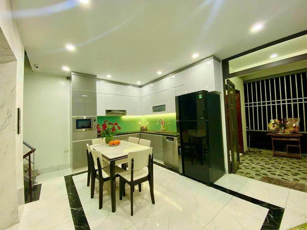 Cho thuê nhà Nguyễn Chính, vừa KD on kết hợp ở gđ, 5 tầng x 45m2, thang máy, 16 triệu/th