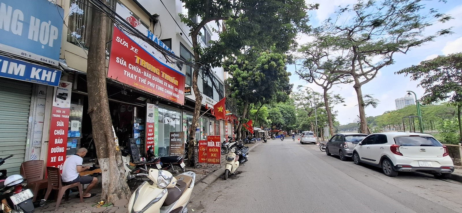 Bán nhà Mặt phố Cầu Giấy quận, 68m, View Sông, Vỉa hè, oto tránh, KD sầm uất, chỉ 29 tỷ 9