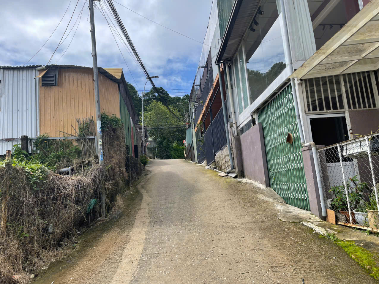 Bán lô đất : giá 5 tỷ 6  Nguyễn Đình Quân , P5 , Đà Lạt  Dt : 200m thực tế còn 160m Sổ riêng xây dựng  Đường ô tô 5m , cách đường chính 1 căn nhà  Giá 5 tỷ 6  Zalo