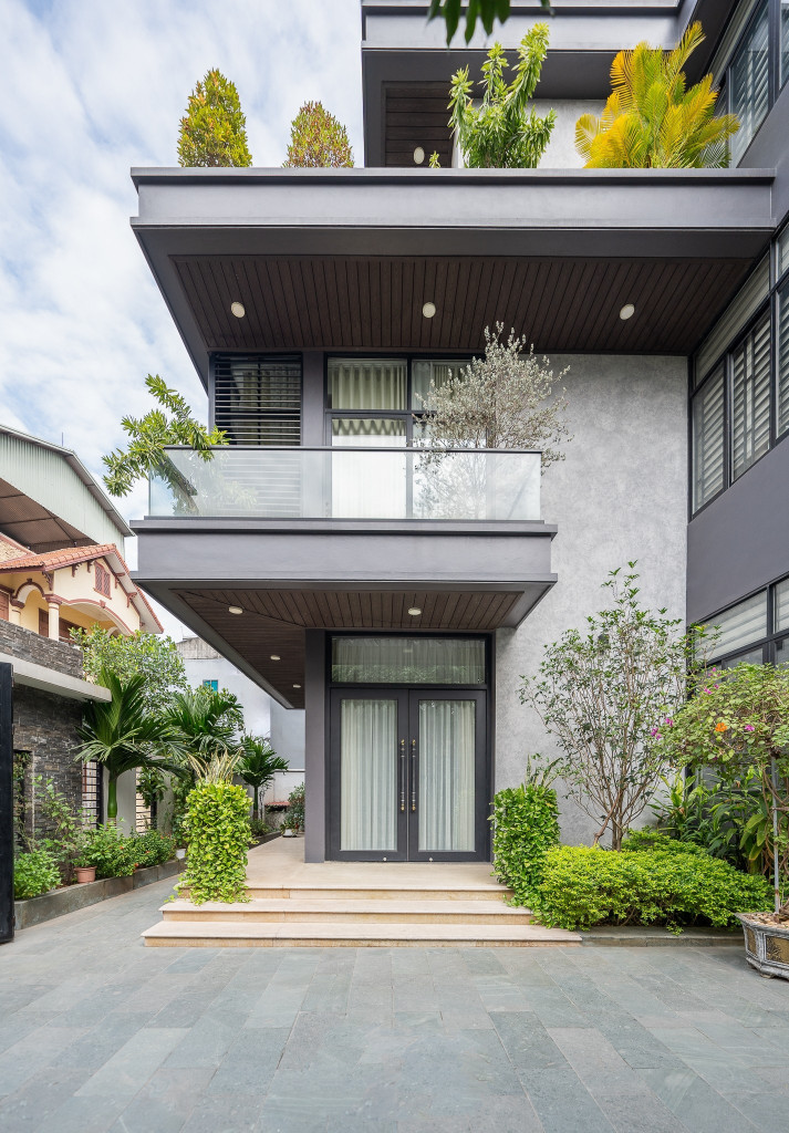 Bán Biệt thự Tây Hồ 165m² * 4 tầng, mặt tiền 11m, giá 64 tỷ, cách mặt hồ Tây chừng 50m.