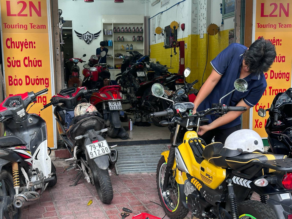 Sang tiệm sửa xe tại đường Nguyễn Đức Cảnh, Phước Long, Nha Trang