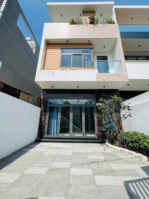 Giảm giá mạnh 1 căn để trả tiền cho nhà đầu tư  ✔Nhà 2 lầu 1 trệt - phường Hiệp Thành - tp Thủ Dầu Một  ✔Diện tích : 6m5 ×17 thổ cư 60m 💲Giá giảm từ 5 tỷ 2 xuống 4 tỷ 5 chốt ko thương lượng  Liên hệ ☎: 0824 193 193 Giáp chủ