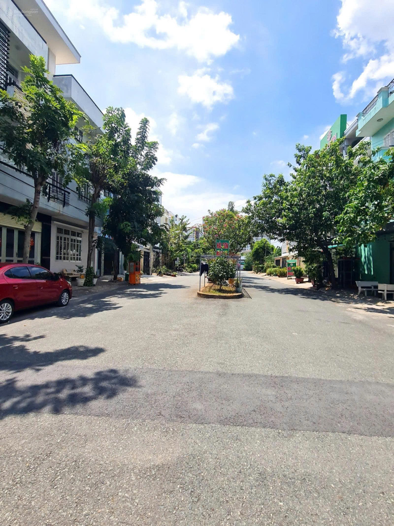 Cần bán nhanh lô đất 100m2 ngay MT Nguyễn Duy Trinh, Bình Trưng Đông, Quận 2, Sổ riêng - Giá 6.85 TỶ