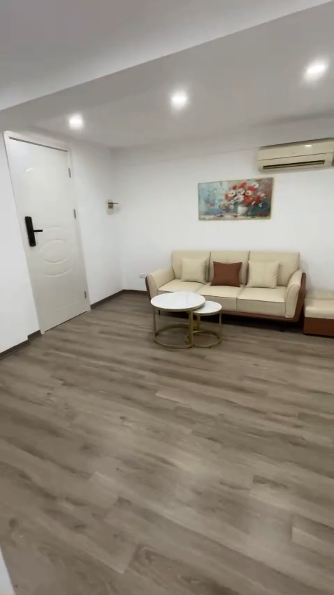 Bán căn hộ tập thể Bách Khoa, Hai Bà Trưng,  nhà đẹp full nội thất, ô tô đỗ cầu thang