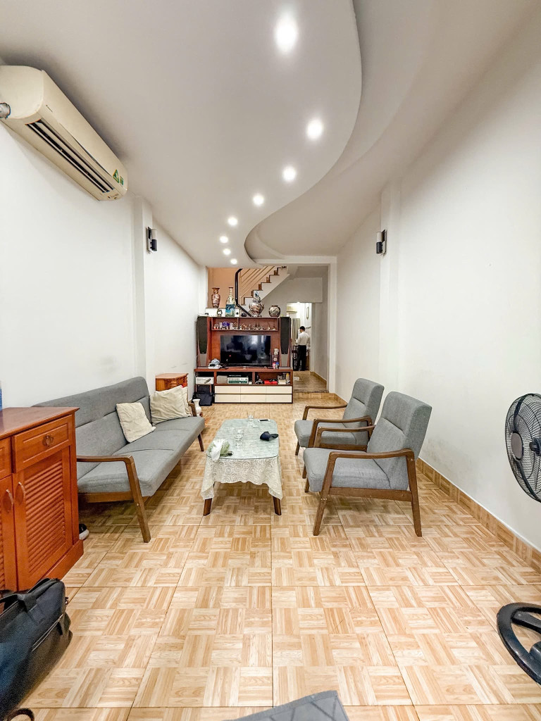 Bán gấp nhà đẹp- Nguyên Hồng - HXH - 74m2 ( 3.4 X19 m ) - 3 tầng -3PN - PL chuẩn
