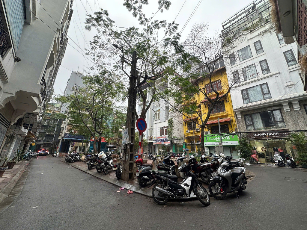 BÁN NHÀ PHÂN LÔ VIP NGUYÊN HỒNG,  7 TẦNG THANG MÁY - Ô TÔ TRÁNH - VỈA HÈ - KINH DOANH,