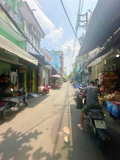 Chủ hạ giá! Hẻm nhựa 6m Nguyễn Hữu Cảnh, P22, BT - (8 x 17m) CN: 112m2 - KC: 1 tầng - Giá 9,9 tỷ
