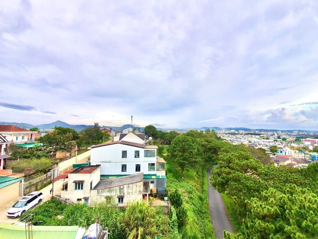 Nền liền kề đường giáp rừng thông đẹp gần ngã T đại học , khu dân cư an ninh toàn cán bộ công nhân viên chức nhà nước