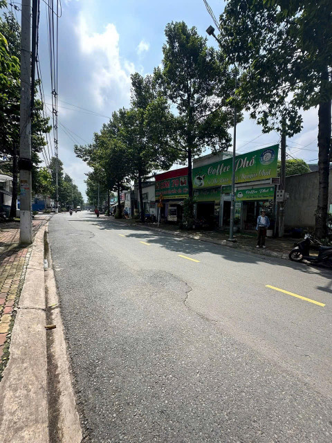 Nhà 1 trệt 2 lầu mt kinh doanh Nguyễn Hữu Cảnh-Phú Thọ-TP.TDM gần bên sân banh Gò Đậu vị trí trung tâm đẹp giá êm