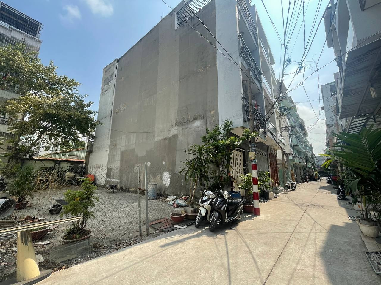Bán nhà nát 85m2, Hẻm 6m Đường Nguyễn Hữu Tiến, Quận Tân Phú