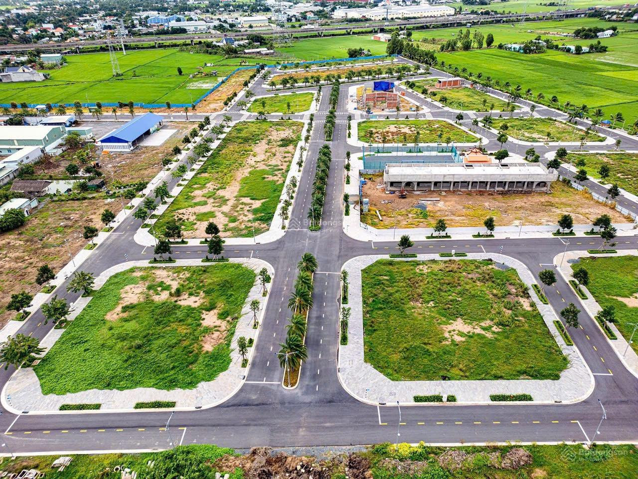 Đất nền đối diện Eco Retreat Long An. Giá 2.1 tỷ. Hạ tầng hoàn thiện, sổ sẵn từng nền. Mặt đường nhựa 14m