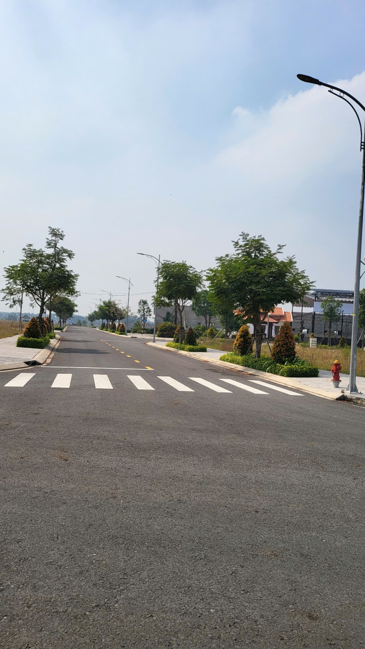 6 suất nội bô King Hill Bến Lức, giá 2  tỷ, CK 10%, Sổ đỏ sang tên ngay. CĐT 0917688586