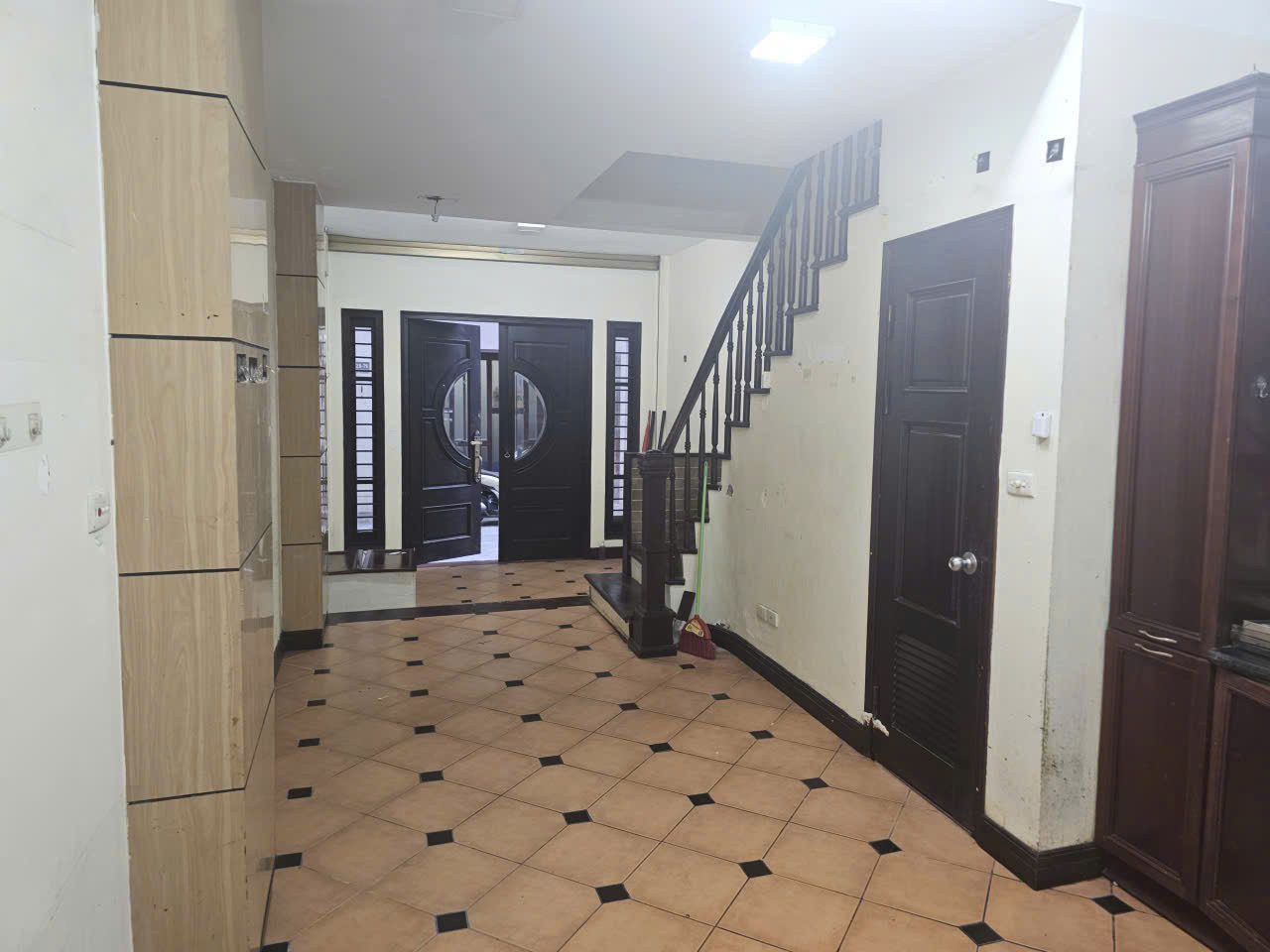Cho thuê nhà Nguyễn Khang, Trung Hoà, Cầu Giấy. DT 40m x 5 tầng, giá 14tr