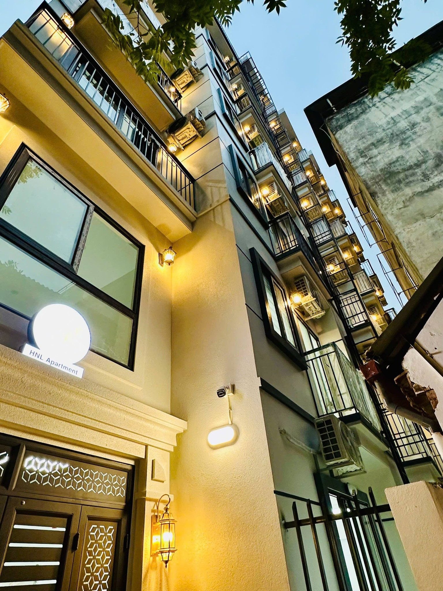 BÁN TÒA NHÀ CHDV PHỐ NGUYỄN KHANG. 185M2 - 7 TẦNG. THANG MÁY. 35 PHÒNG.