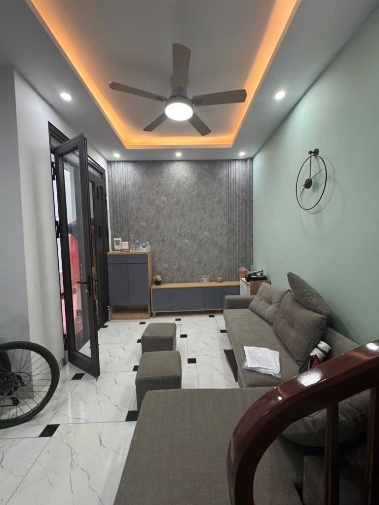 BÁN NHÀ CẦU GIẤY - 5 TẦNG - 2 THOÁNG - NGÕ BA GÁC - 40M RA PHỐ - CÓ SÂN ĐỂ XE
